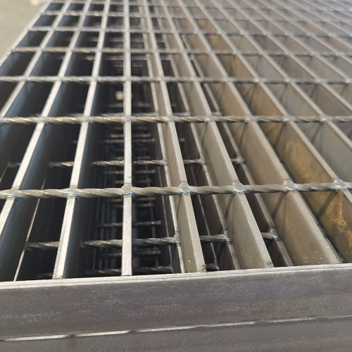 工業(yè)平臺鋼格板鋼格柵板在工業(yè)平臺建設中的優(yōu)勢