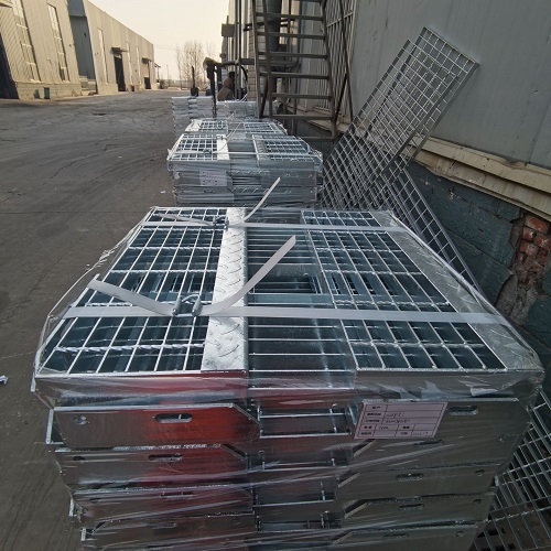 化工廠樓梯踏步鋼格柵鋼格板功能與優(yōu)勢(shì)