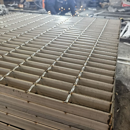 不銹鋼格柵風(fēng)雨考驗(yàn)的堅(jiān)固平臺(tái)