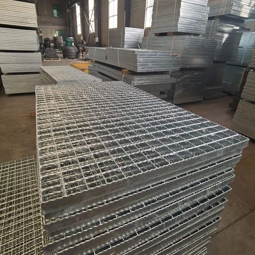 高空作業(yè)平臺專用鋼格板：安全承重設(shè)計全解析！