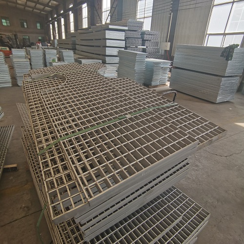 橋梁檢修通道鋼格板：如何兼顧輕量化與高強度？