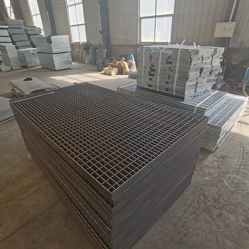 光伏電站鋼格板支架方案：耐候性+易維護(hù)！