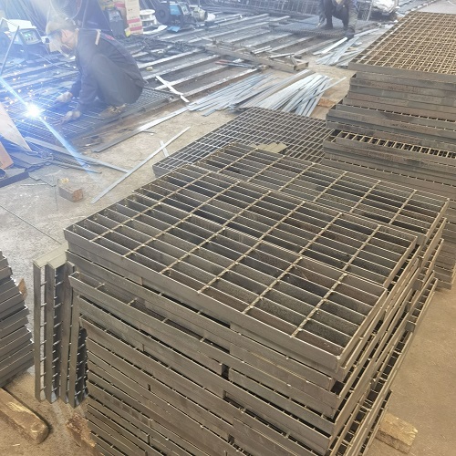 化工廠鋼格板選型指南：耐酸耐腐蝕材質(zhì)推薦！