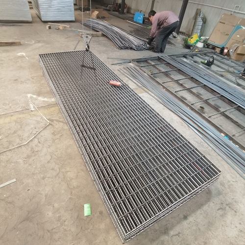 市政工程鋼格板選型：玻璃鋼格柵VS金屬格柵對(duì)比！