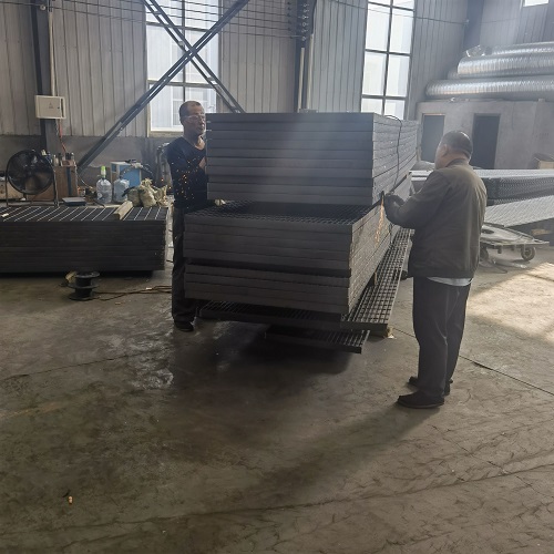 市政工程鋼格板選型：玻璃鋼格柵VS金屬格柵對(duì)比！