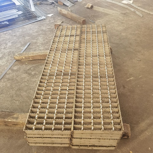 養(yǎng)殖場所鋼格柵：防堵塞與防腐蝕的設(shè)計(jì)方案