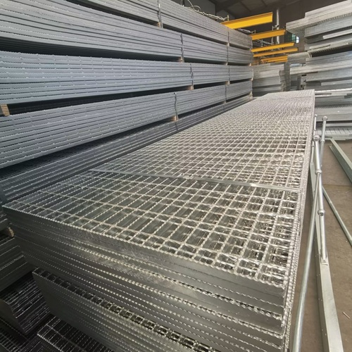 學(xué)校操場鋼格柵：防護耐用的兒童友好方案