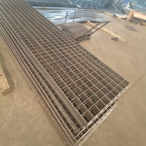 學(xué)校操場鋼格柵：防護耐用的兒童友好方案