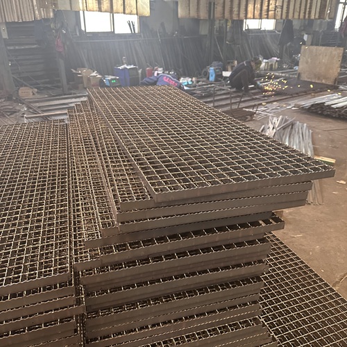 鋼格柵板如何搭配支撐結(jié)構(gòu)更穩(wěn)定