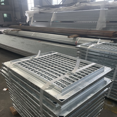 鋼格柵板踩空怎么辦？防滑設(shè)計來幫忙