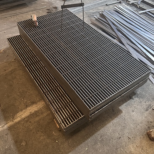 鋼格板材質(zhì)選錯(cuò)易開裂！2025選型避雷指南