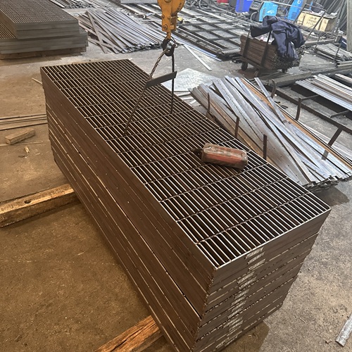 鋼格板防滑處理不到位！雨天易出事，怎么選才對