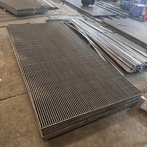 鋼格板防滑處理不到位！雨天易出事，怎么選才對