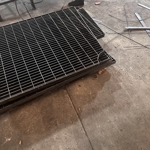 鋼格板在冷鏈倉(cāng)庫(kù)的應(yīng)用，防滑耐低溫太實(shí)用