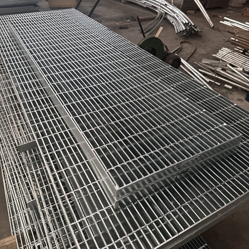 鋼格板在冷鏈倉(cāng)庫(kù)的應(yīng)用，防滑耐低溫太實(shí)用