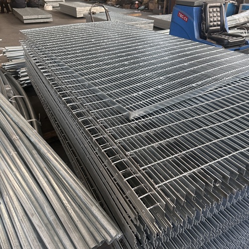 光伏電站平臺(tái)用鋼格板，承重強(qiáng)還適配戶外環(huán)境