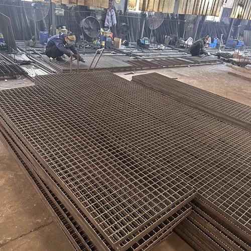 鋼格板使用中易忽視的維護(hù)細(xì)節(jié)，延長(zhǎng)壽命靠它