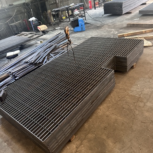 鋼格板使用中易忽視的維護(hù)細(xì)節(jié)，延長(zhǎng)壽命靠它