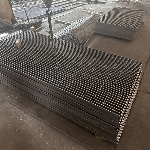 鋼格板安裝不當?shù)暮蠊こ倘吮仨毦? /> 
</p>
<h2>
	<strong>第一，<a href=